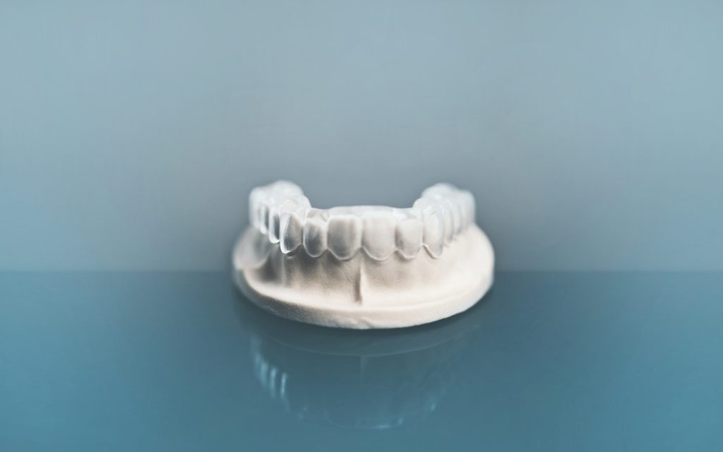 Moderne Aufbissschiene für gerade Zähne